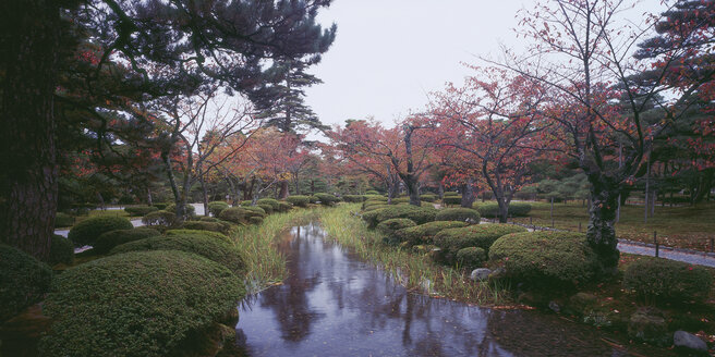Japan, Blick auf einen japanischen Park im Herbst - WBF000185