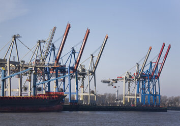 Deutschland, Hamburg, Kran im Hafen - WBF000195