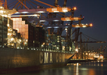 Deutschland, Hamburg, Containerschiff im Wasser im Walter-Hofer-Hafen - WBF000197