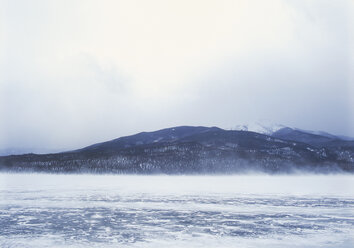 Kanada, British Columbia, Blick auf einen zugefrorenen See - WBF000206
