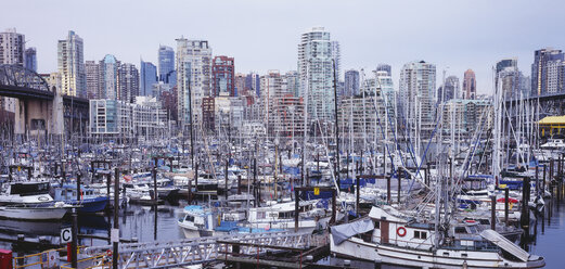 Kanada, British Columbia, Vancouver, Blick auf die Stadt mit Hafen - WBF000209