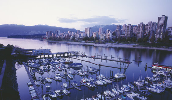 Kanada, British Columbia, Vancouver, Blick auf die Stadt mit Hafen - WBF000210