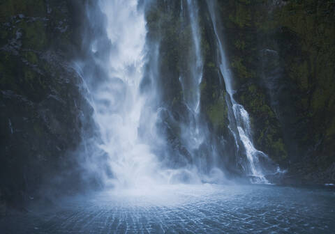 Neuseeland, Südinsel, Blick auf Wasserfall, lizenzfreies Stockfoto