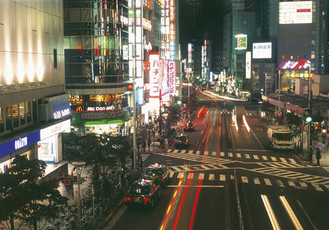 Japan, Tokio, Shinjuku, Blick auf Einkaufsstraße bei Nacht, lizenzfreies Stockfoto