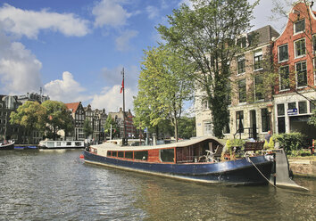 Niederlande, Amsterdam, Ansicht eines Hausbootes am Ufer des Amstelkanals - WBF000224