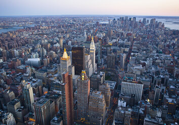 USA, New York, Manhattan, Blick auf das Stadtbild vom Empire State Building - WBF000241