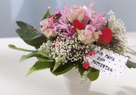 Blumen in Vase zum Muttertag, Nahaufnahme - WBF000243