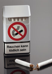 Rauchverbotsschild auf Zigarettenschachtel mit abgebrochener Zigarette - WBF000247