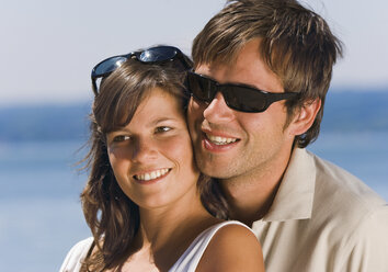 Deutschland, Ammersee, Junges Paar mit Sonnenbrille, lächelnd - WBF000562