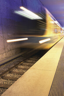 Deutschland, München, U-Bahn-Zug fährt schnell - WBF000260