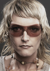 Junge Frau mit Sonnenbrille, Porträt - WBF000580
