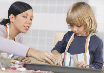 Mutter und Tochter bereiten Kekse zu - WBF000590
