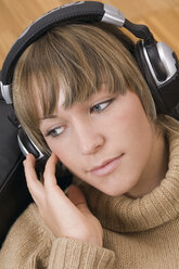 Junge Frau beim Musikhören, Nahaufnahme - WBF000618