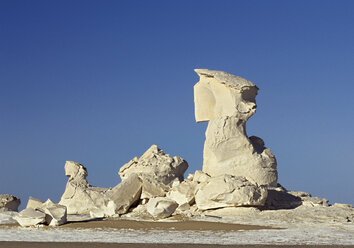 Egypt, Sahara, View of stone boulder formation in white desert - WBF000279