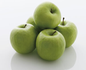 Green apples on white background - WBF000298
