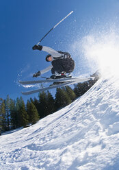 Österreich, Skifahrer beim Skispringen - WBF000681