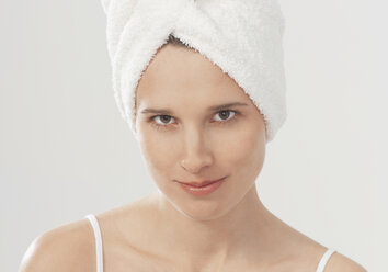 Junge Frau mit Handtuch um das Haar gewickelt, Porträt - WBF000700