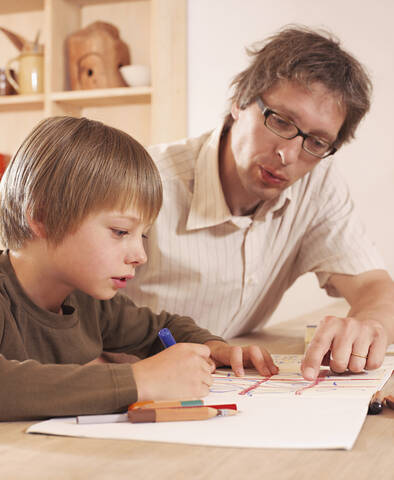 Vater und Sohn bei den Hausaufgaben, lizenzfreies Stockfoto