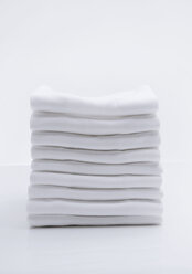 Stapel von weißen Hemden auf weißem Hintergrund - WBF000353