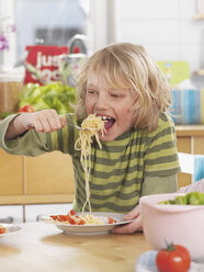 Deutschland, Augsburg, Junge isst Spaghetti zu Hause - WBF000734