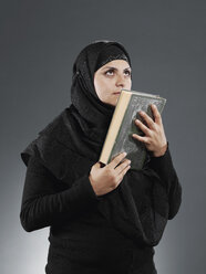 Muslimische Frau hält Koran - WBF000763