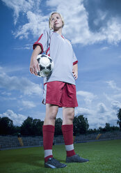 Deutschland, Augsburg, Fußballspieler hält Ball unter dem Arm - WBF000788