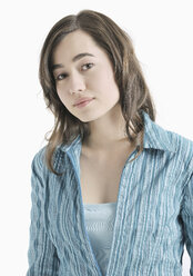 Teenager-Mädchen in blauer Bluse, Porträt - WBF000802