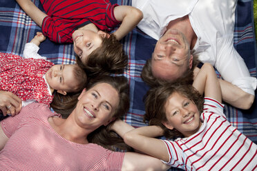 Deutschland, Bayern, Familie beim Picknick, lächelnd - MAEF002607