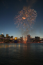 USA, New York, Blick auf Feuerwerk über dem Hudson River bei Nacht - HKF000369