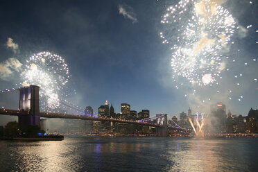 USA, New York, Blick auf Feuerwerk über dem Hudson River bei Nacht - HKF000370