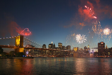 USA, New York, Blick auf Feuerwerk über dem Hudson River bei Nacht - HKF000371