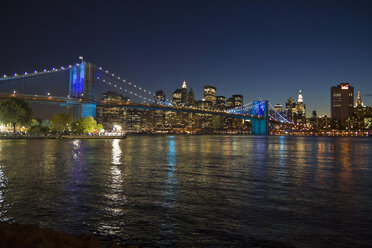 USA, New York, Blick auf den Hudson River bei Nacht - HKF000372