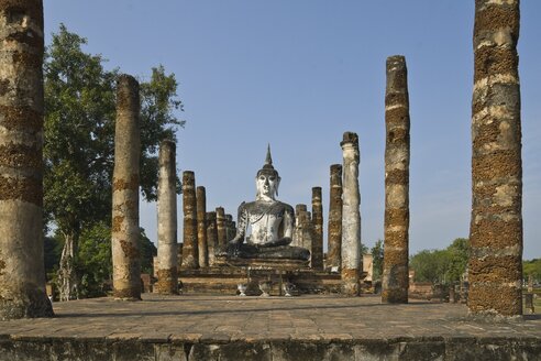 Thailand, Sukothai, View of old temple with buddha statue - HKF000332