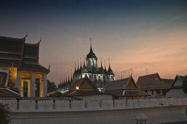 Thailand, Bangkok, Blick auf einen Tempel am Morgen - HKF000329