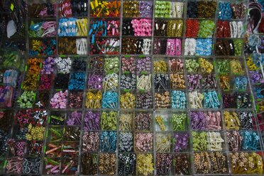 Thailand, Bangkok, Vielfalt an Plastikschmuck auf dem Markt - HKF000328