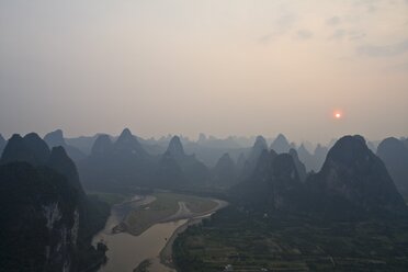 China, Xing Ping, Blick auf den Fluss LI mit Felsformationen - HKF000325