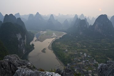 China, Xing Ping, Blick auf den Fluss LI mit Felsformationen - HKF000324