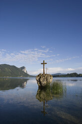Österreich, Salzkammergut, Blick auf das Kreuz von Kreuzstein im Mondsee - WWF001693