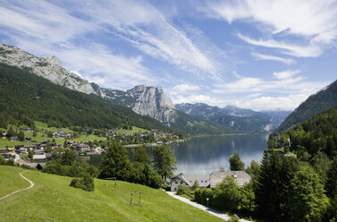 Austria, Salzkammergut, Ausseerland, View of grundlsee lake with city - WWF001698