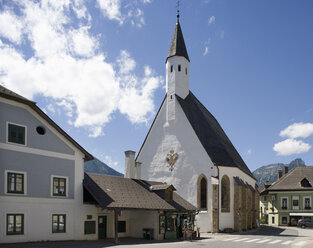 Österreich, Salzkammergut, Ausseerland, Blick auf Krankenhaus und Heilig-Geist-Kirche - WWF001699