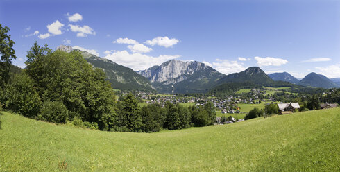 Österreich, Salzkammergut, Ausseerland, Altaussee, Blick auf den Berg Tressenstein mit Stadt - WWF001702