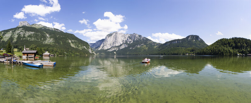 Österreich, Salzkammergut, Ausseerland, Altaussee, Blick auf Boote im Altausseer See bei Tressenstein - WW001706