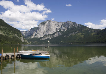 Österreich, Salzkammergut, Ausseerland, Altaussee, Blick auf Boote im Altausseer See bei Tressenstein - WWF001703