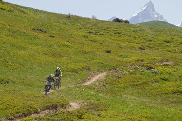 Frankreich, Porte du Soleil, Savoien, Mountainbiker fahren Fahrrad im Funpark - FFF001120