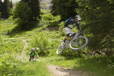 France, Porte du Soleil, Savoien, Mountainbikers riding bike in funpark - FFF001121