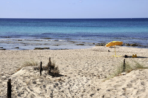 Italy, Apulia, View of beach at Adriatic sea - MOF000131