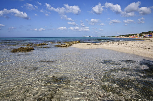 Italien, Apulien, Blick auf den Strand an der Adriaküste - MOF000133