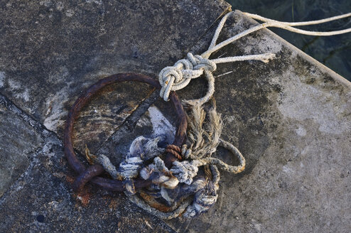 Italien, Apulien, Nahaufnahme eines Seils auf einer Hafenmole - MOF000134