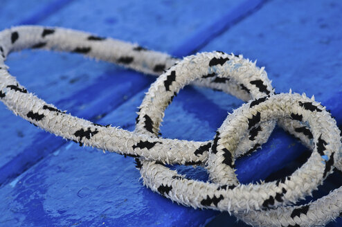 Italy, Apulia, Close up of rope on harbor pier - MOF000135