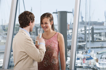 Germany, Hamburg, Man and woman enjoying their drink - WESTF015539